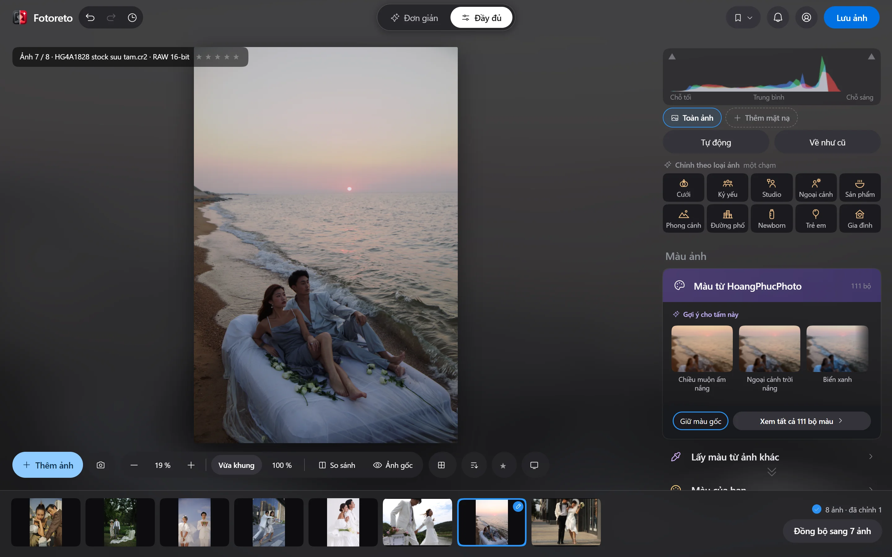 Chế độ Đầy đủ của Fotoreto: cột công cụ bên phải, dải ảnh bên dưới